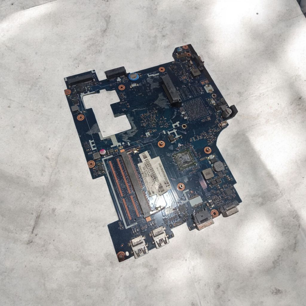 motherboard laptop Lenovo G485 kondisi matot