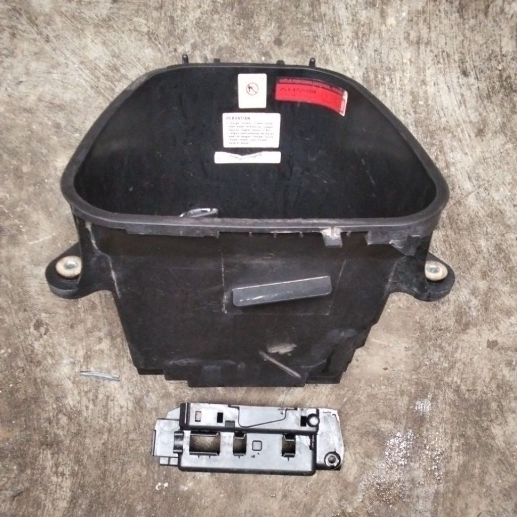 BOX BAGASI+PENUTUP AKI ORIGINAL HONDA SUPRA X 125 FI INJEKSI K41