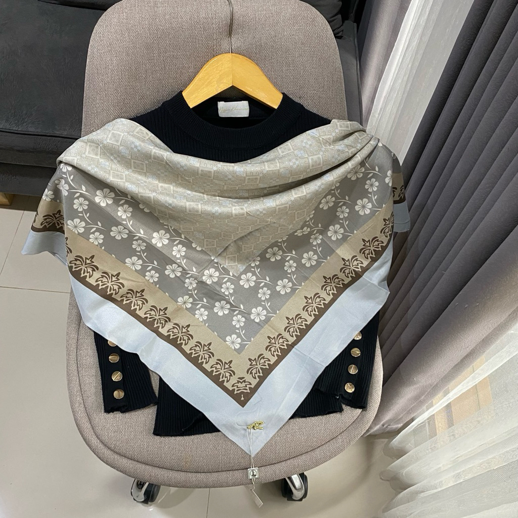 Hijab Voal Jumbo Segiempat Motif Premium – Azara Zaryta Syar'i Logo Emas / Jilbab Voal Jumbo Adem