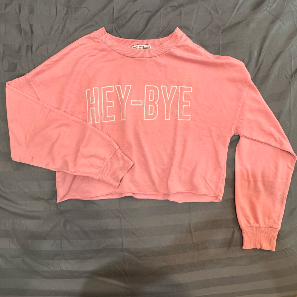 [BERSHKA CROP SWEATSHIRT] BAJU CROP WANITA “HEY-BYE” BABY PINK SIZE M