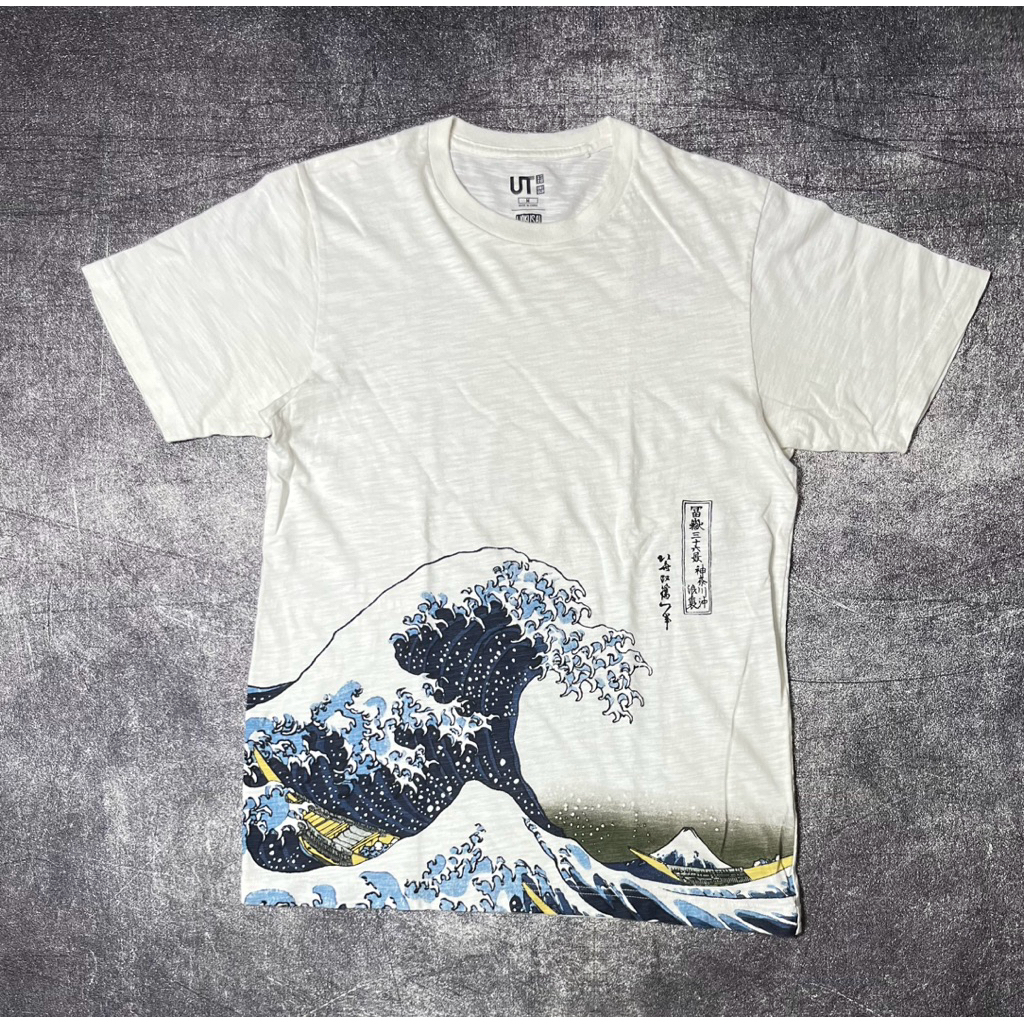 Kaos Uniqlo x Hokusai Blue