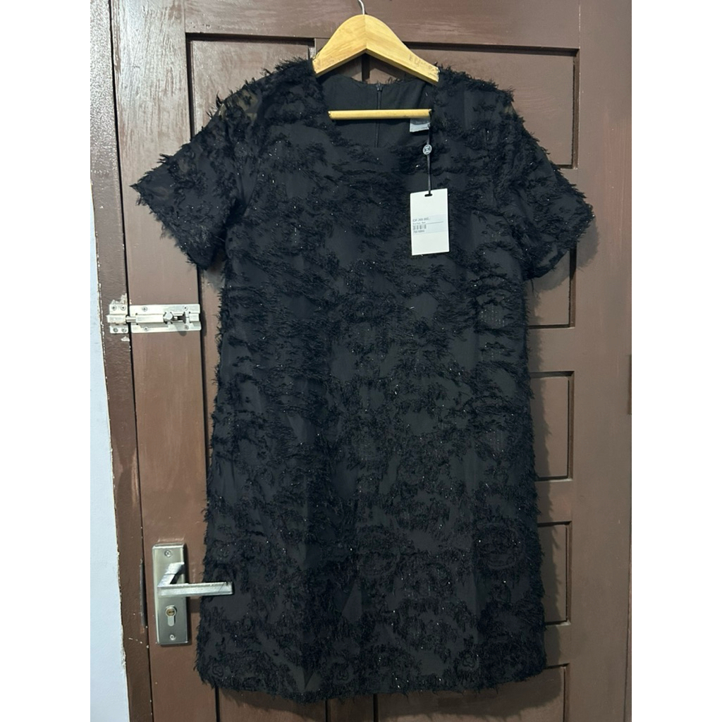 This Is April Enzy Dress Black Atasan Dress Midi Textured Lengan Pendek Simpel Casual