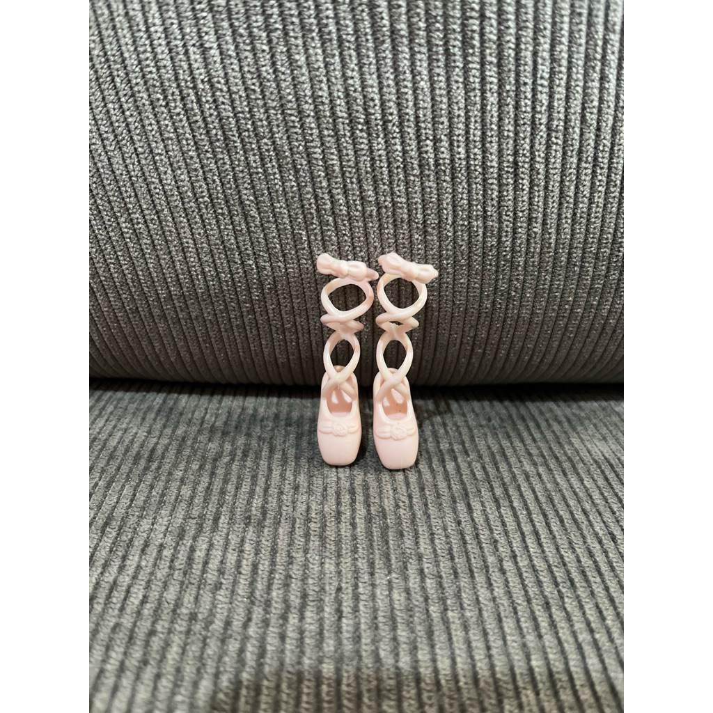 Sepatu original genevieve barbie movie doll