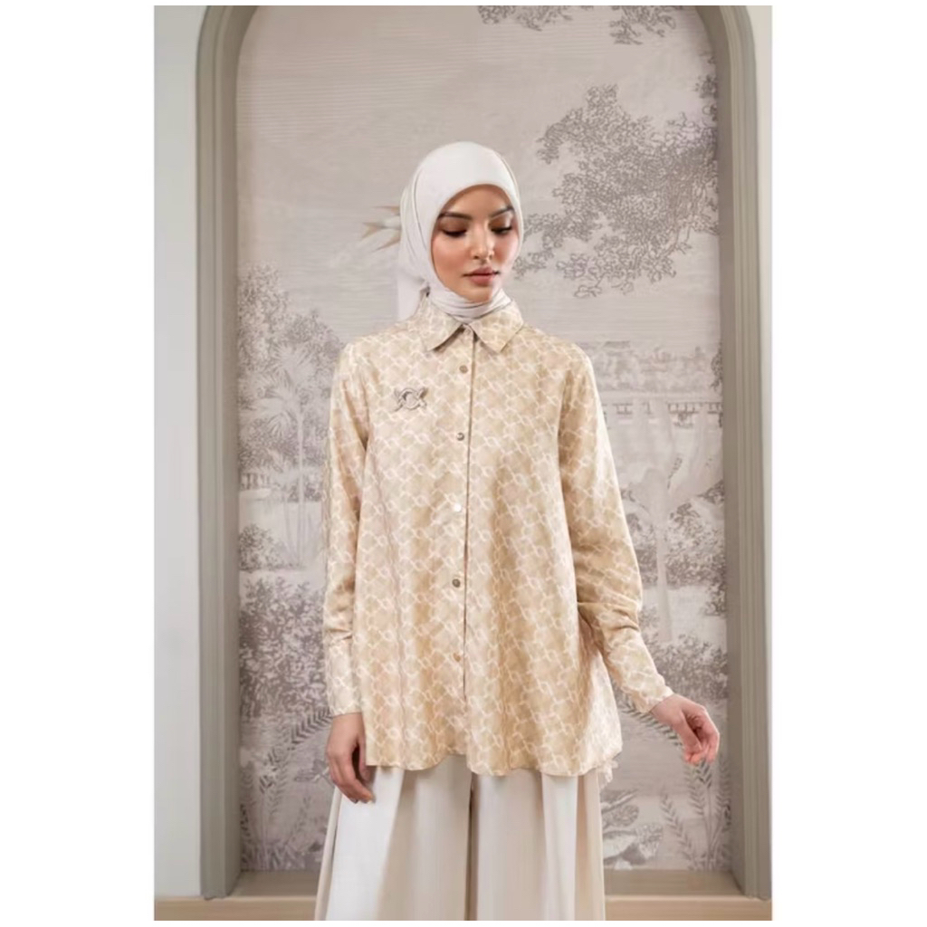 Monogram pleated shirt wearing klamby