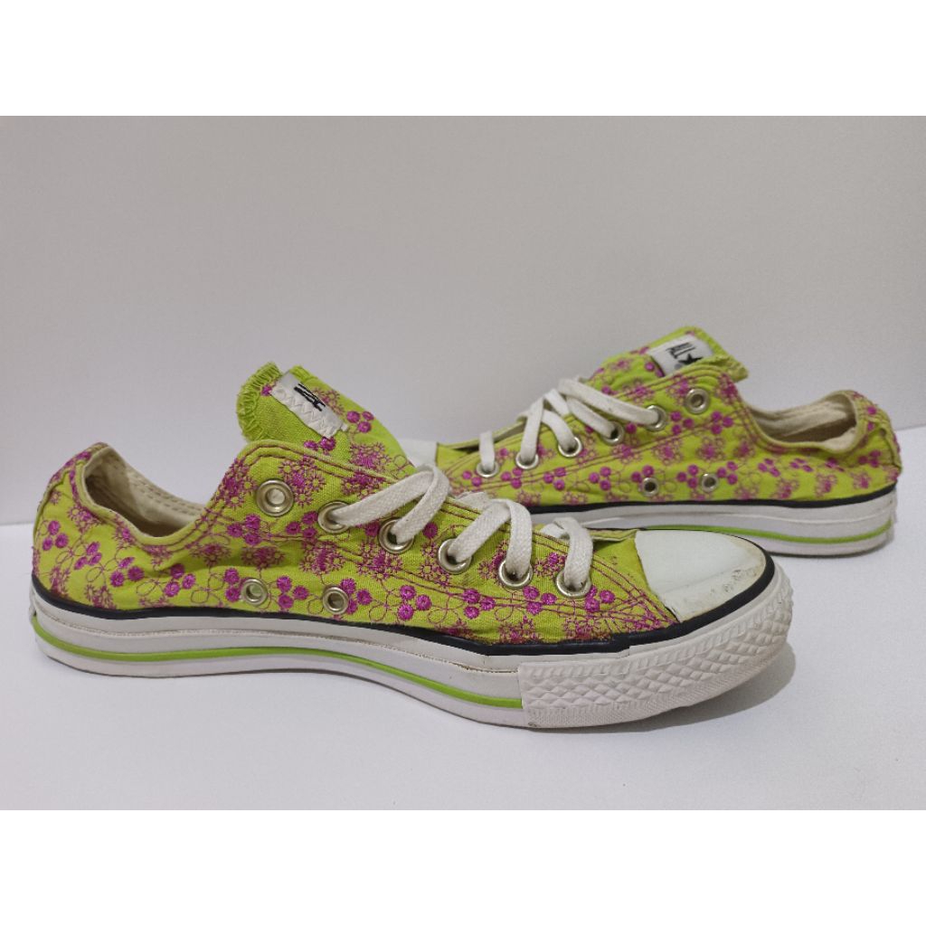 sepatu conversepatu converse original motif/bordir bunga pemakaian cewek size 39