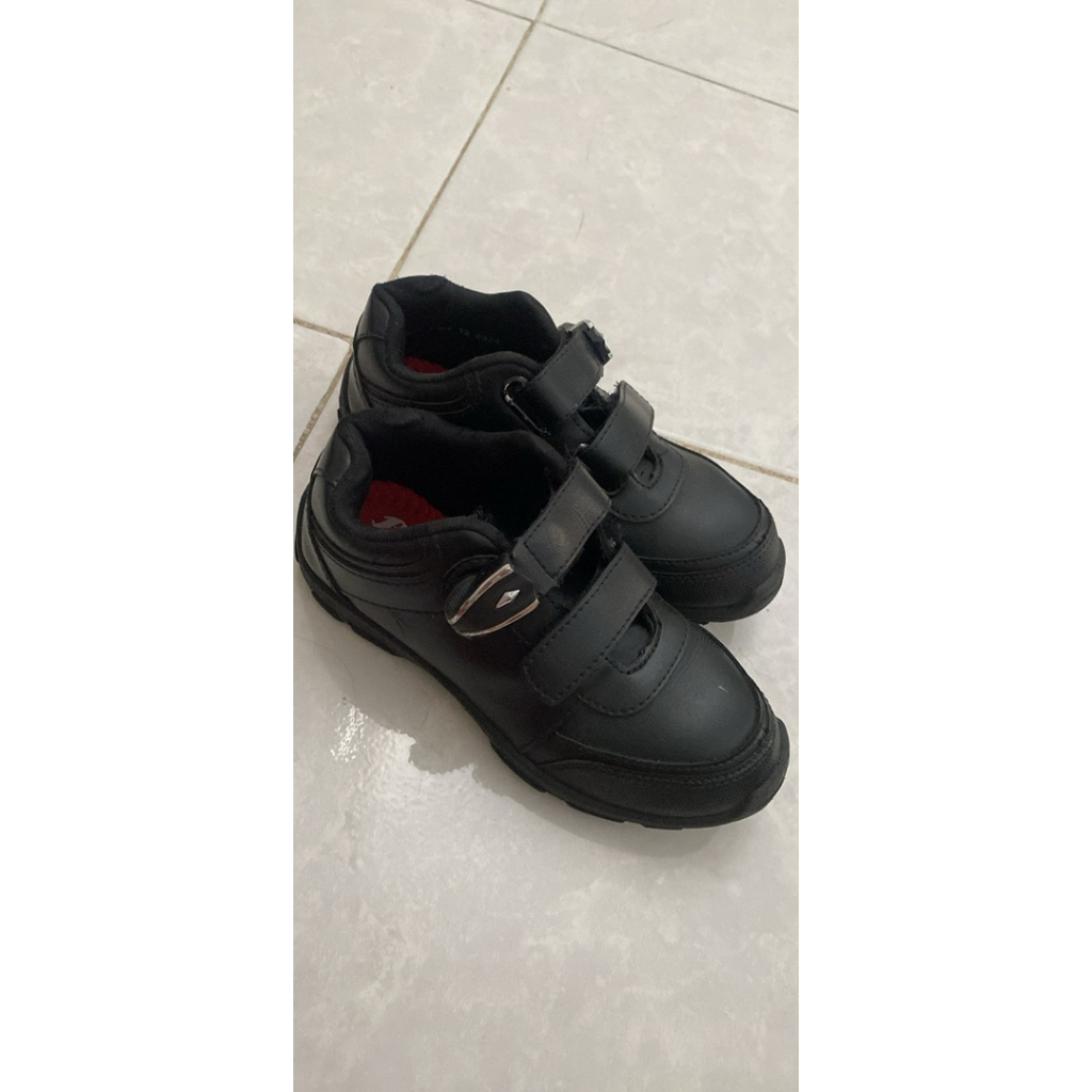 preloved sepatu anak merek B first by bata