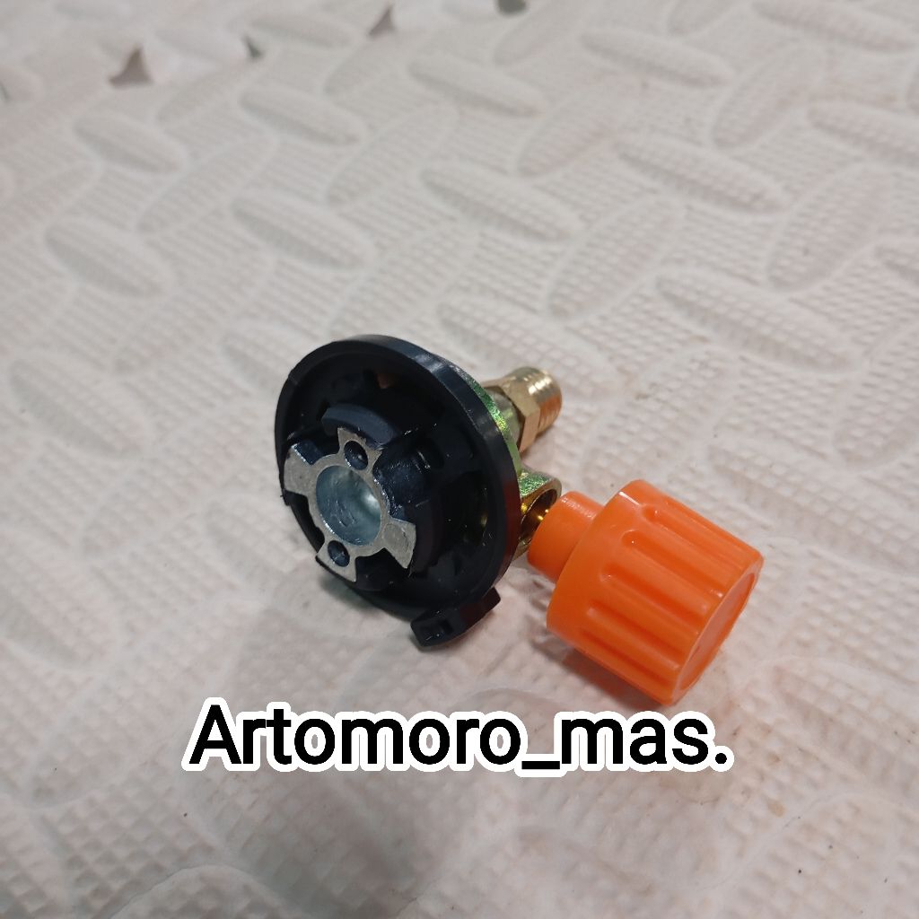 kran konektor isi ulang gas kaleng portable menggunakan selang manifold