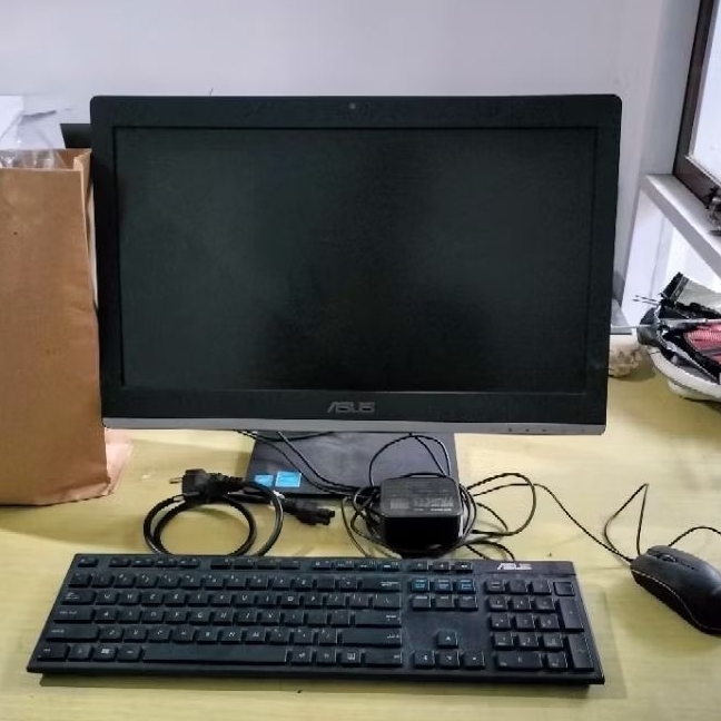 Komputer 1 set all in one PC AIO merk Asus layar 20 inci normal