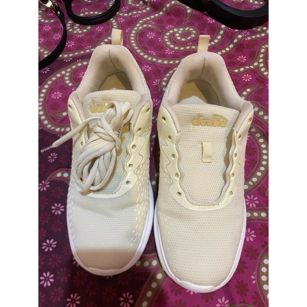PRELOVED SEPATU DIADORA WOMEN SIZE 40 BEIGE (NEGO)