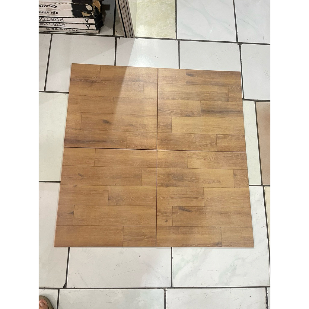 Keramik Lantai Motif kayu 40x40 matt