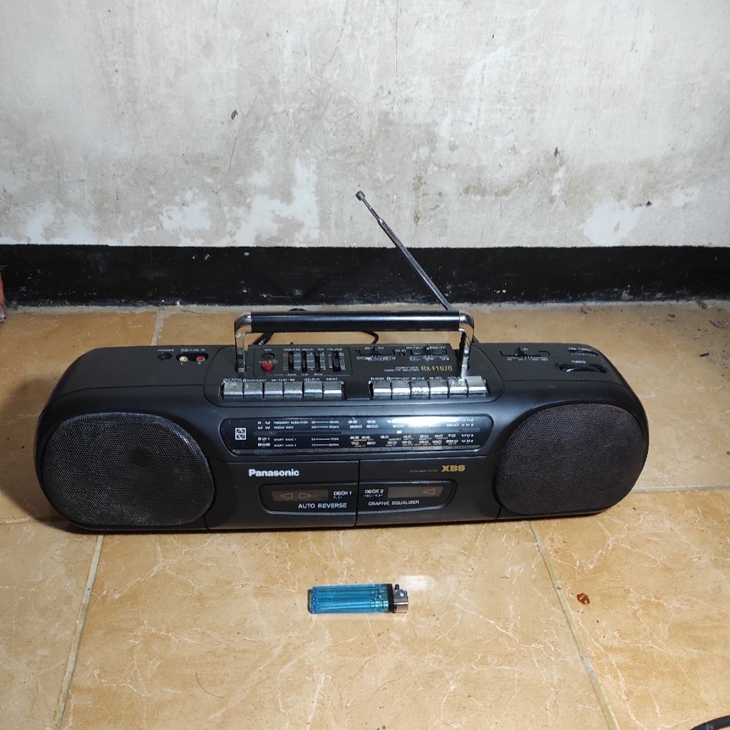 radio compo panasonic model RX-FT570 bekas masih hidup buat pajangan ( baca diskripsi)