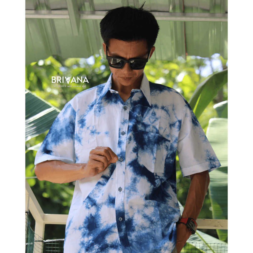 Brivana Kemeja Pria Lengan Pendek Motif Abstrak Shibori Handmade Warna Alam Indigofera