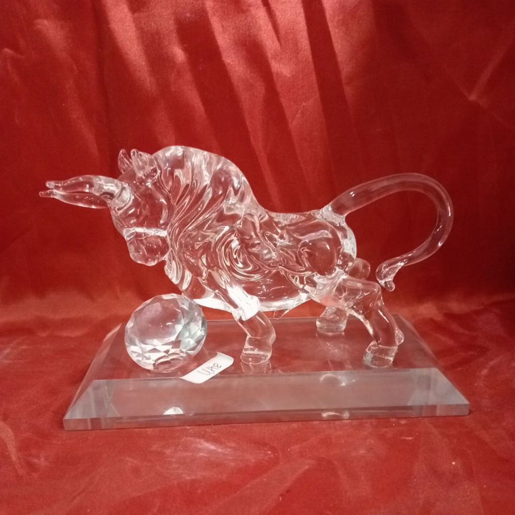 pajangan banteng kristal