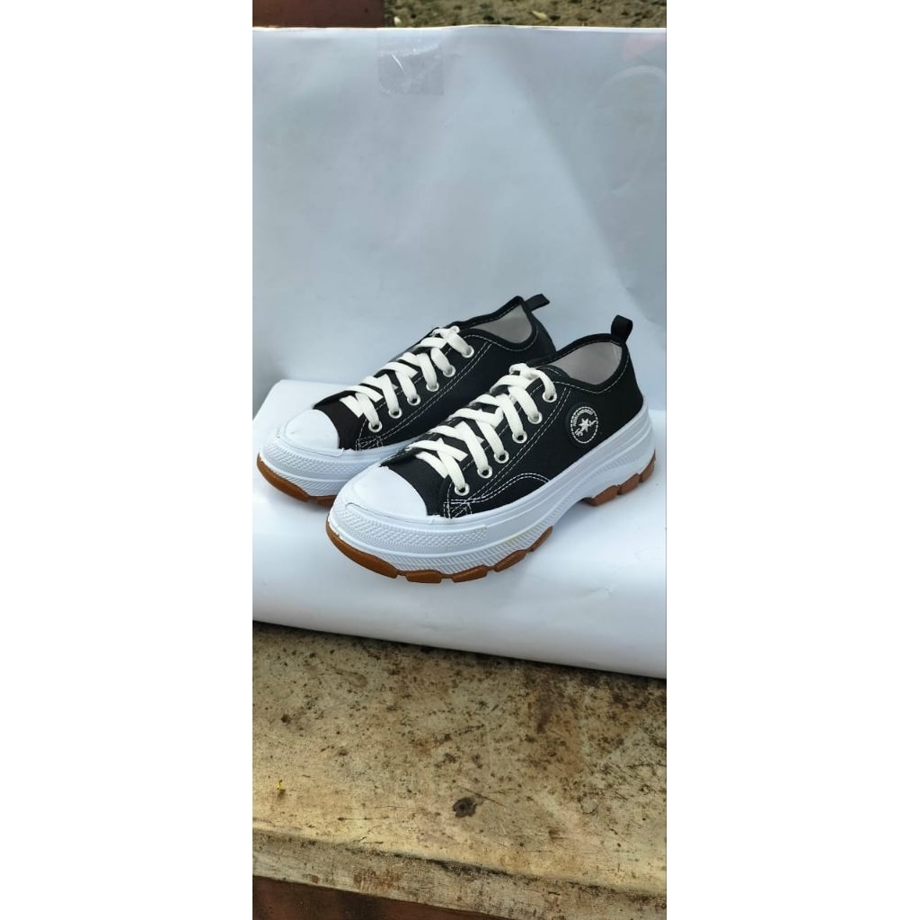 NB CROS PENDEK: HITAM PUTIH SIZE 36-40.sneakers cewe