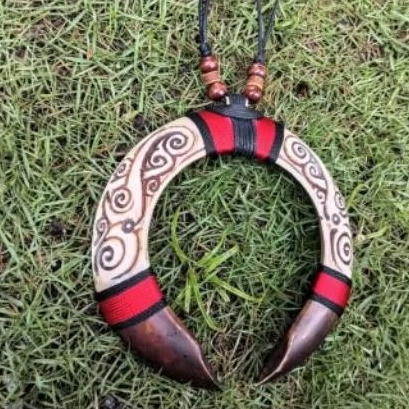 kalung etnik sepasang taring babi ukir jumbo