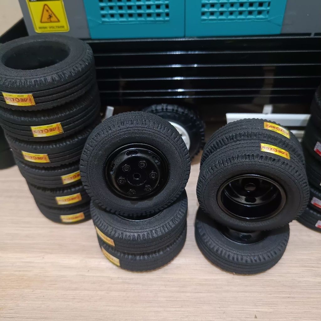 Ban miniatur truk plastik