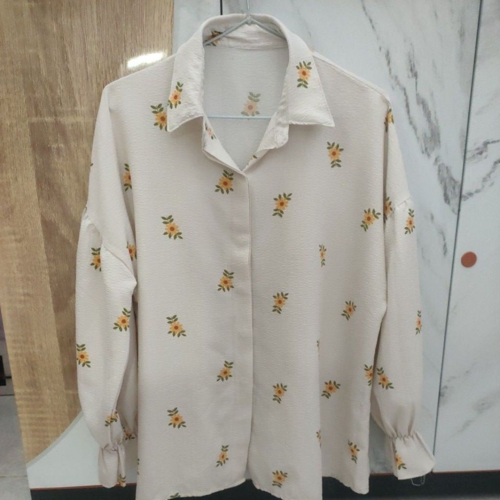 [Preloved] Kemeja Blouse Bunga Motif Korea Kekinian oversize