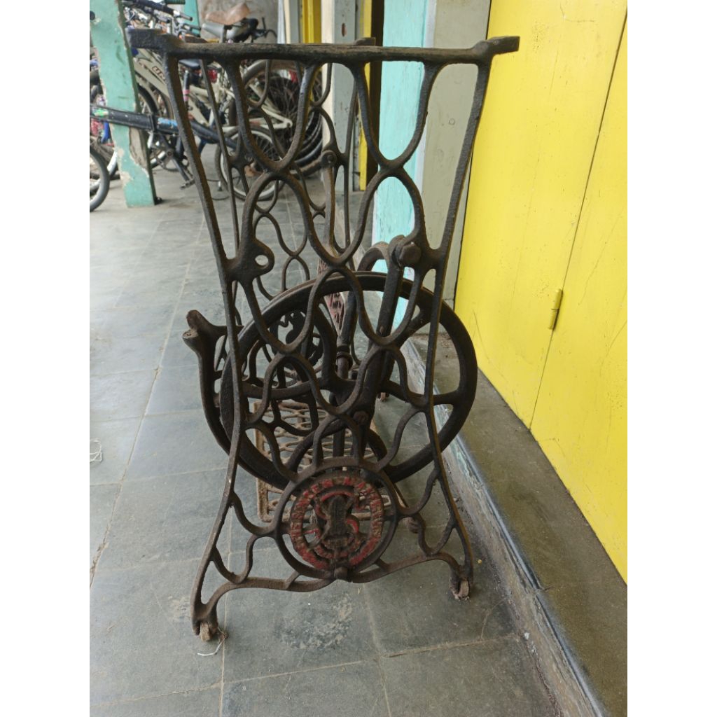 kaki meja mesin jahit sinder jadul antiq