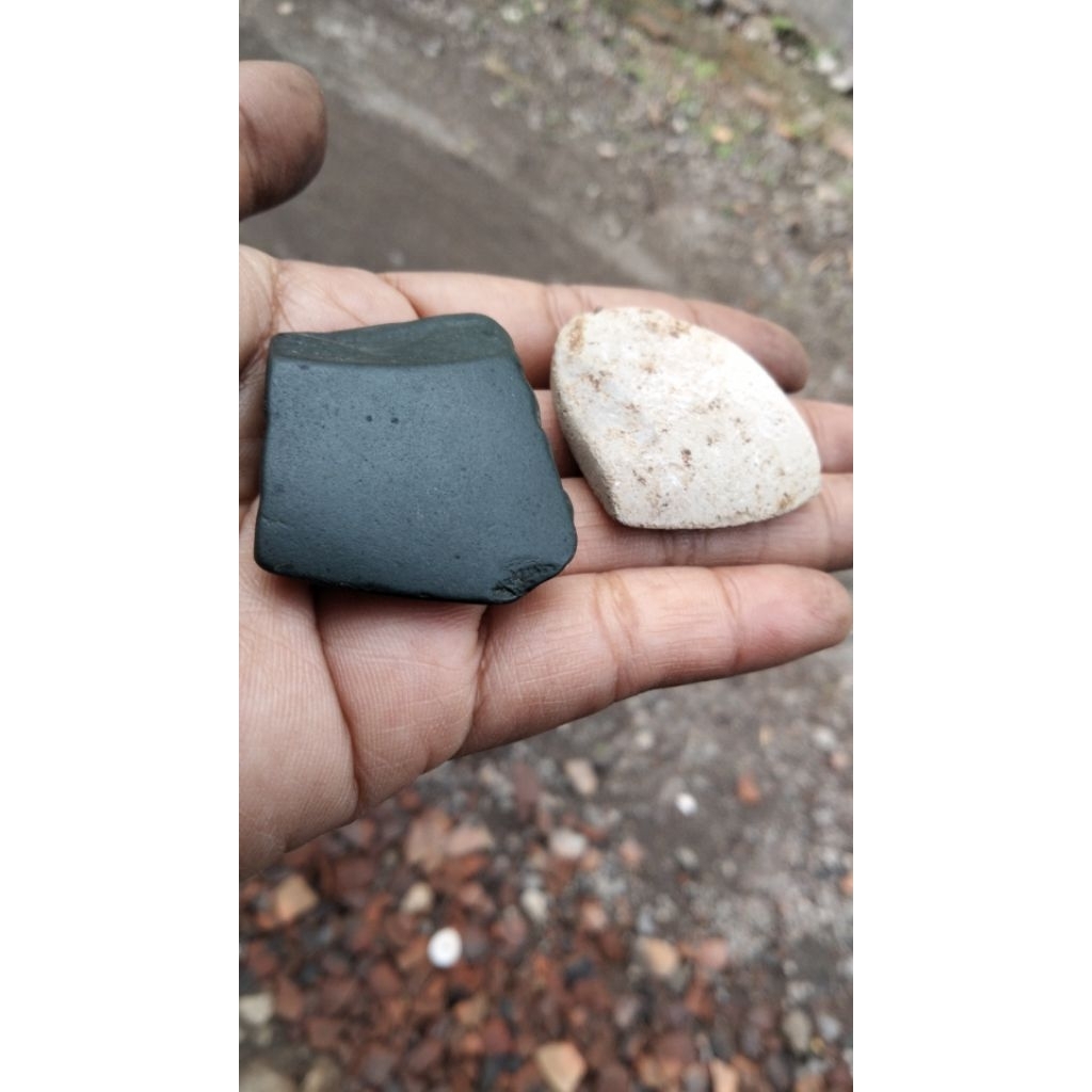 benda kuno antik kapak batu temuan