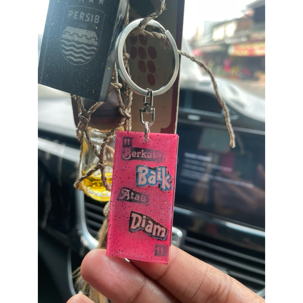 Gantungan kunci modern dengan chip NFC