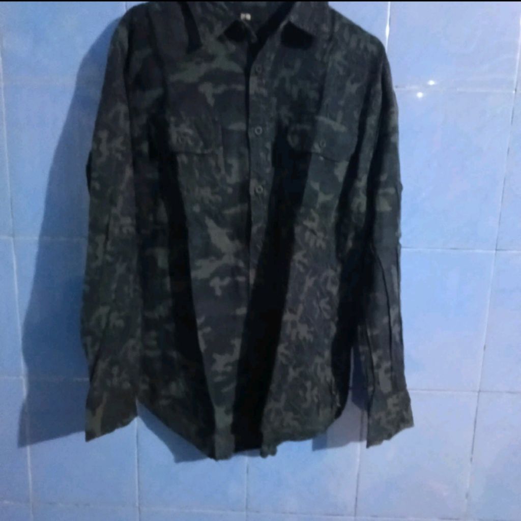 kemeja uniqlo camo warna gelap ini