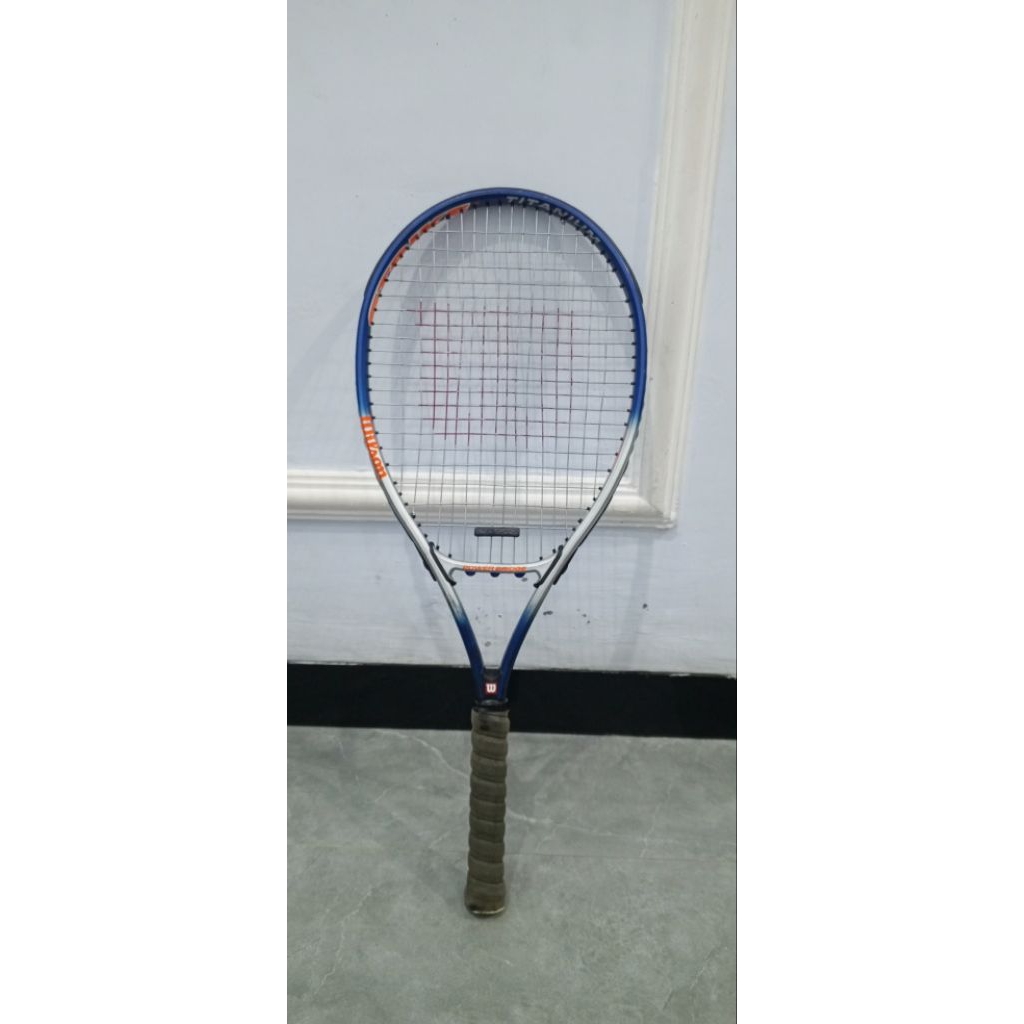 raket tenis Wilson strike original