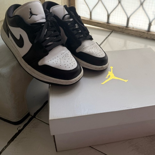 Nike Air Jordan 1 Low Black White Sneakers Wanita ORI Preloved Box