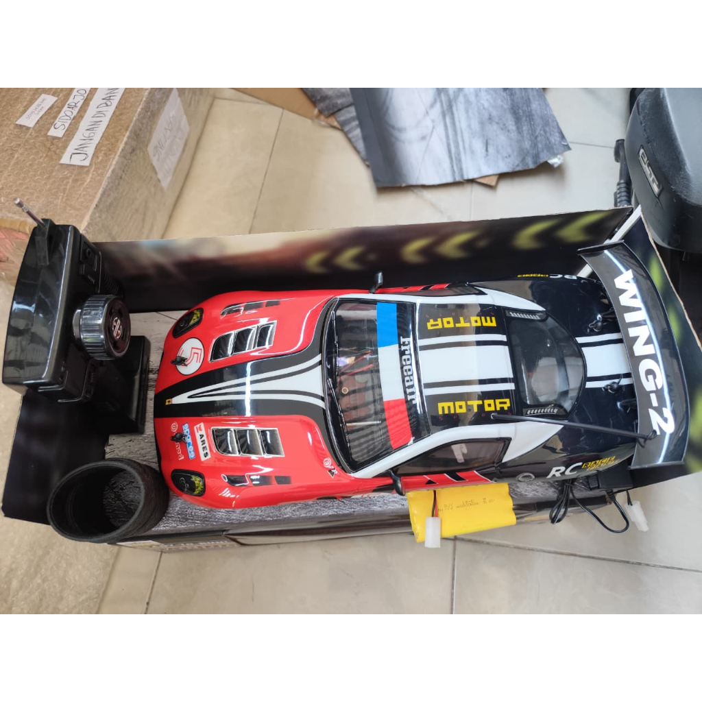 mobil remot sedan warna merah RC drift besar 1:10