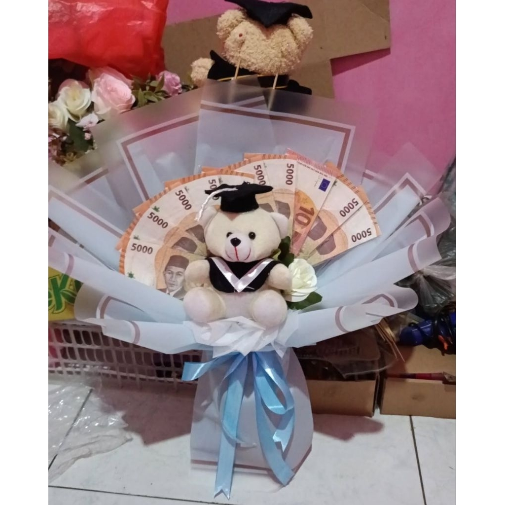 Buket boneka dan uang palsu