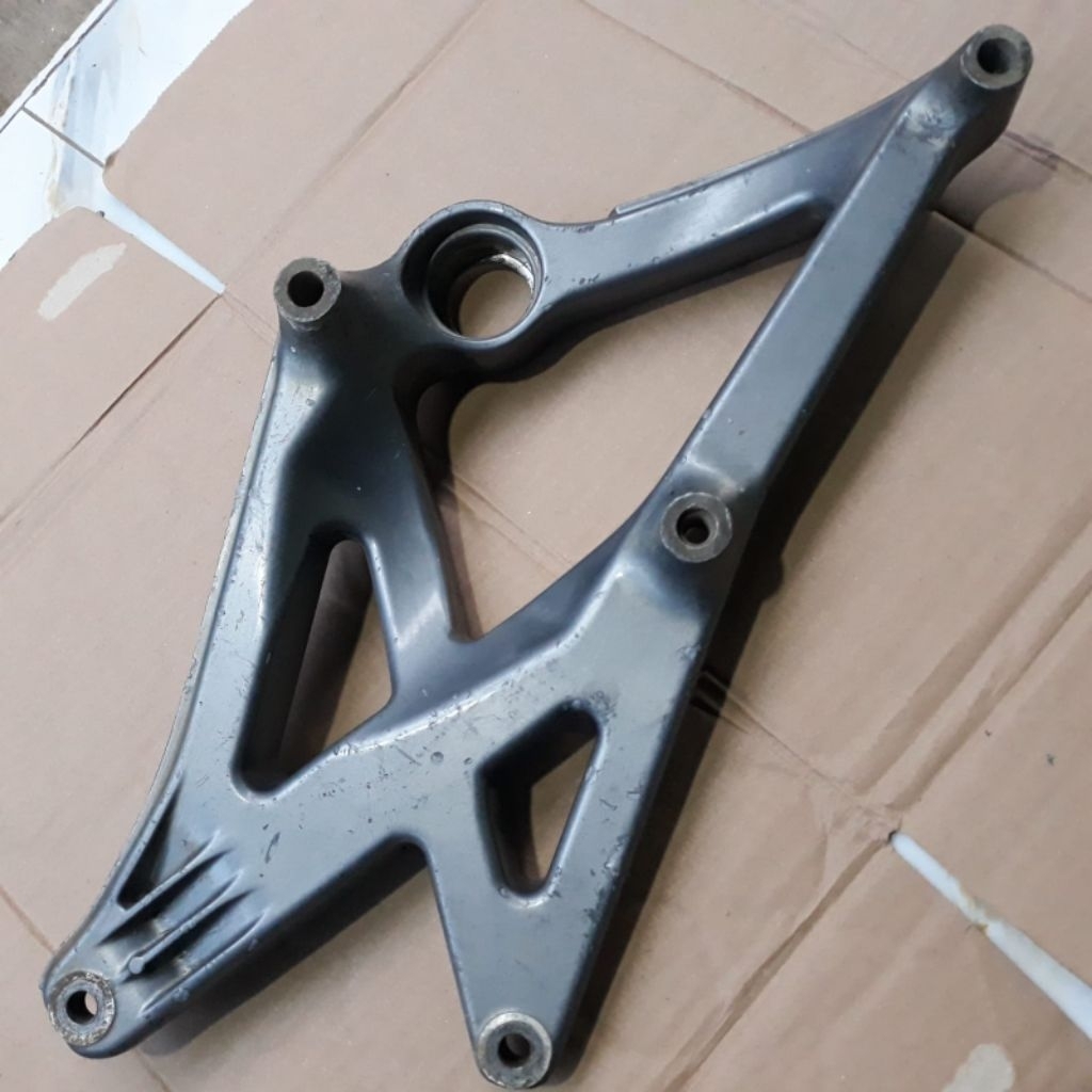 swing / arem sasis dudukan knalpot yamaha xeon karbu seken ori