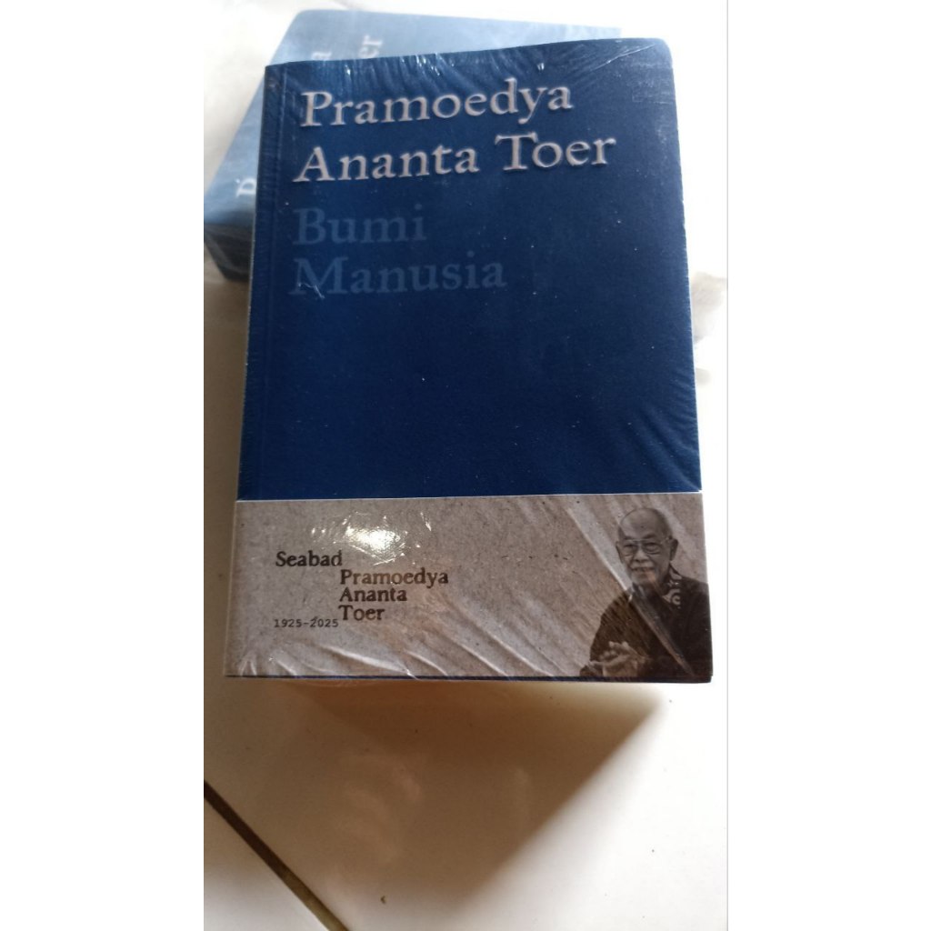 Buku Bumi manusia segel original