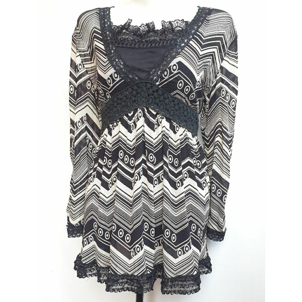 Blouse ​Blus Atasan Wanita Lengan 3/4 Motif Vintage Chevron Hitam Putih Renda Lace Hemline Preloved 
