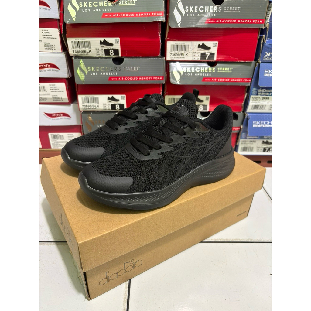 SIZE 36,44 SEPATU DIADORA NIAGA MONOBLACK FULL BLACK HITAM ORIGINAL