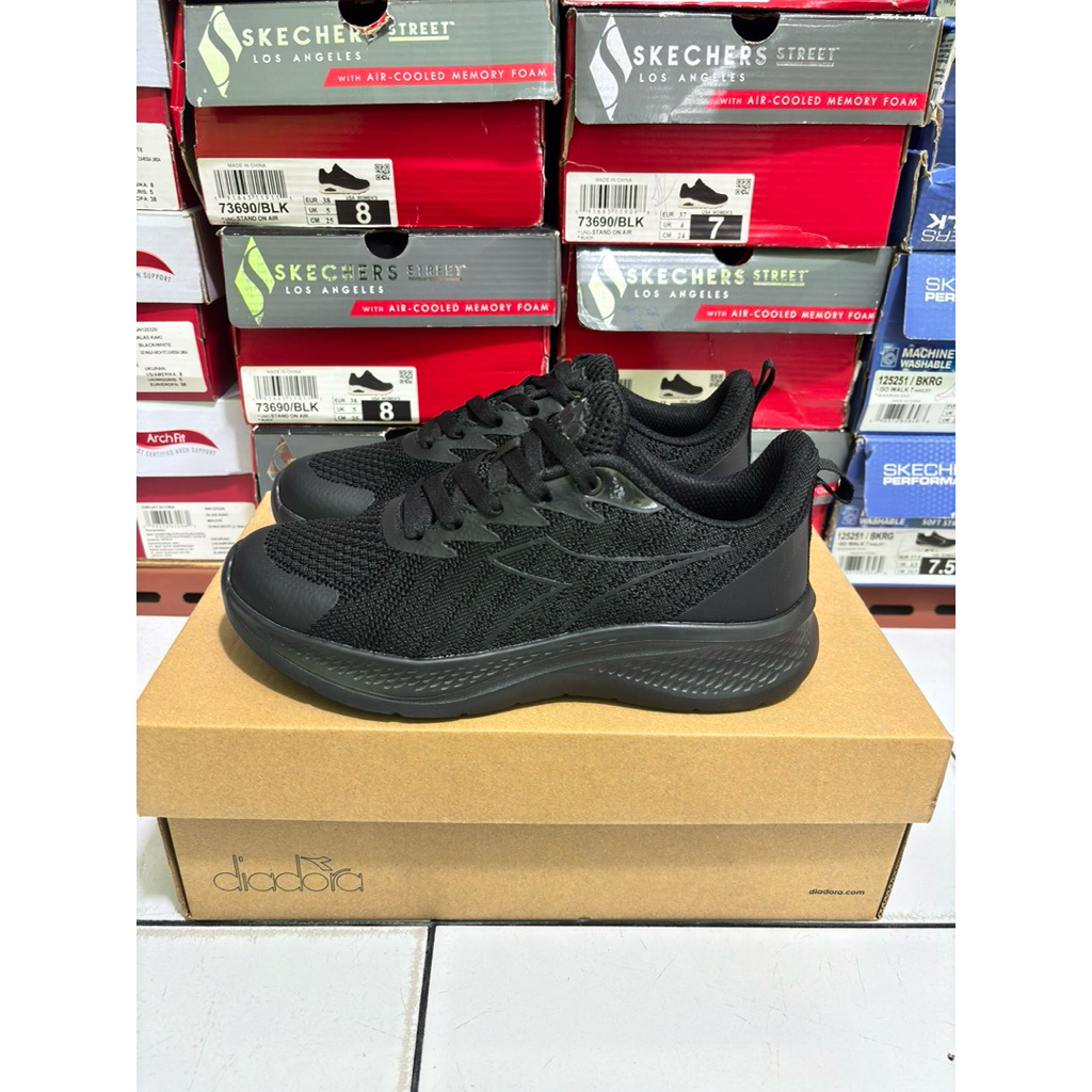 SIZE 36,44 SEPATU DIADORA NIAGA MONOBLACK FULL BLACK HITAM ORIGINAL