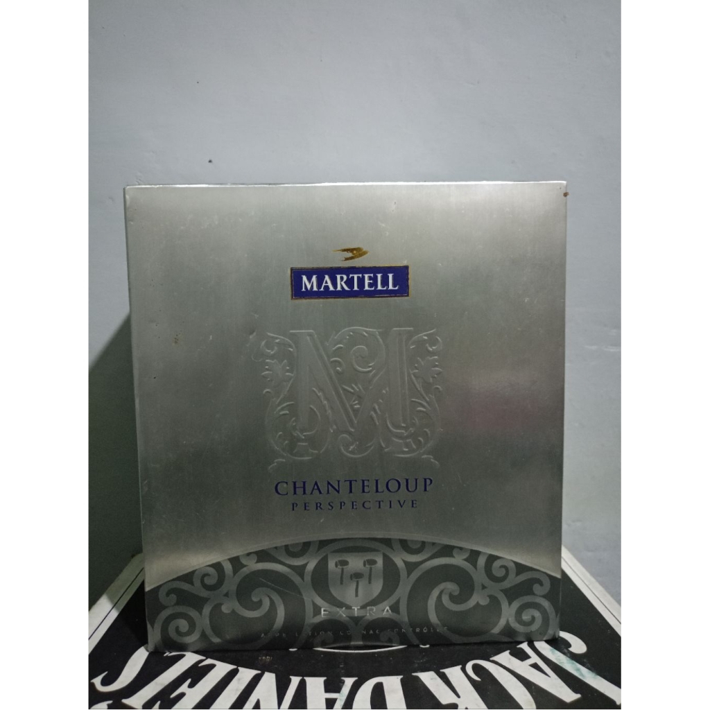 botol bekas Martell contelop