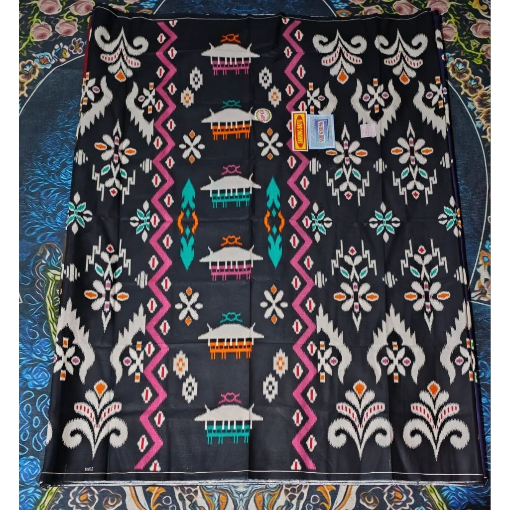 Sarung Karo Motif Rumah Adat