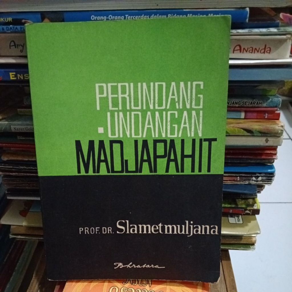 Buku kuno, th 1967. PERUNDANG-UNDANGAN MADJAPAHIT. Slamet Muljana.