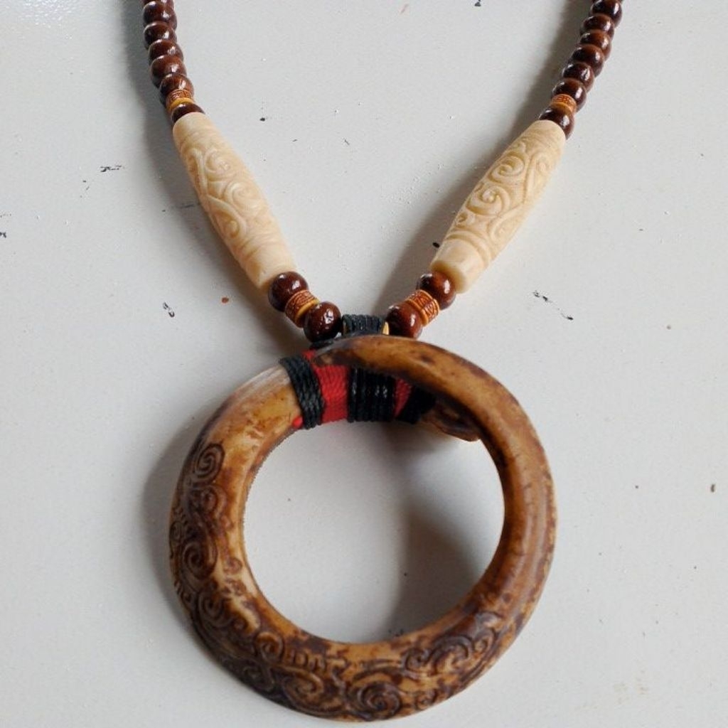 kalung etnik taring melingkar ukir