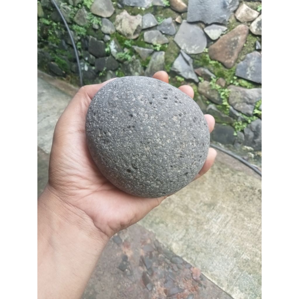 Ulekan Batu Asli Sungai Berbentuk Bulat Secara Alami