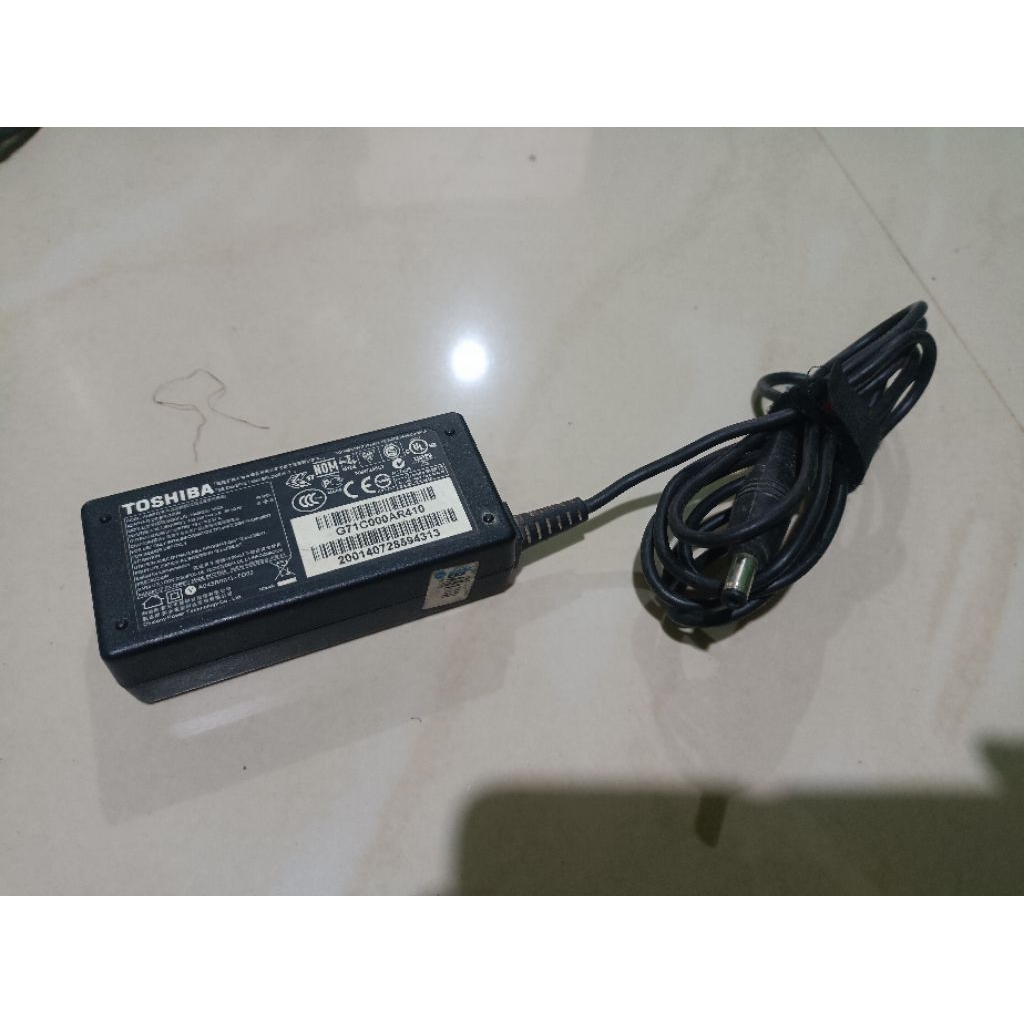 Adaptor cas laptop toshiba 19v 2.37a