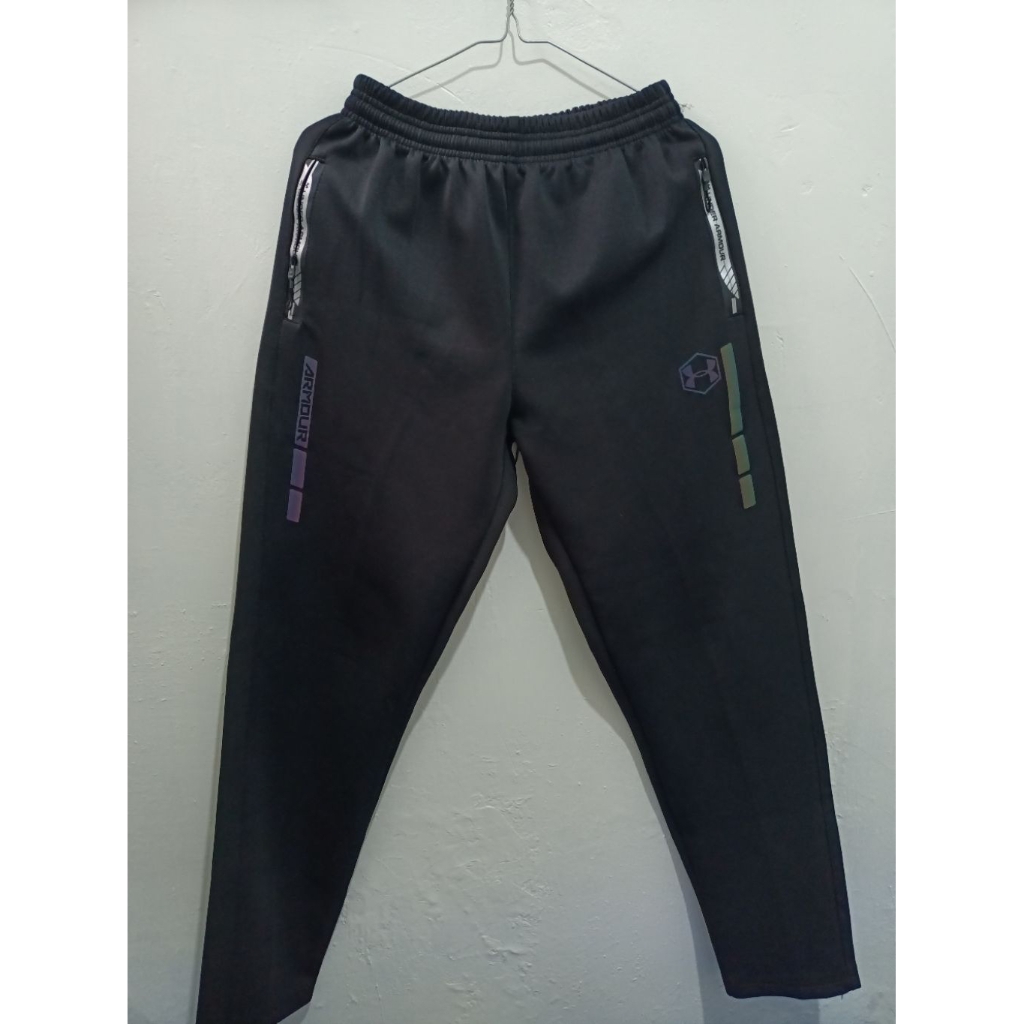 PRELOVED CELANA TRAINING CELANA OLAHRAGA UNDER ARMOUR(BACA DESK)