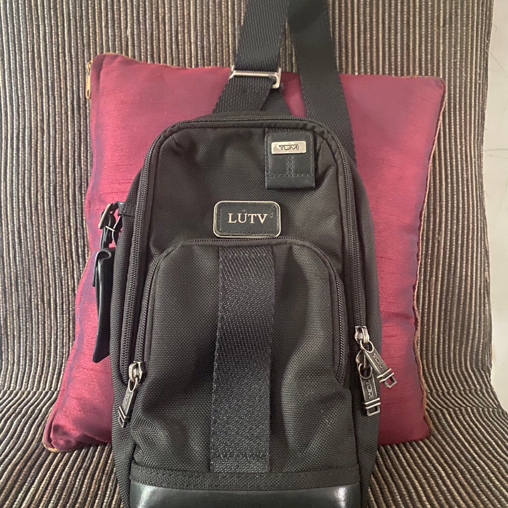 tumi sling bag second