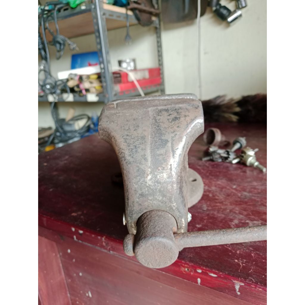 Ragum atau catok lawas antik