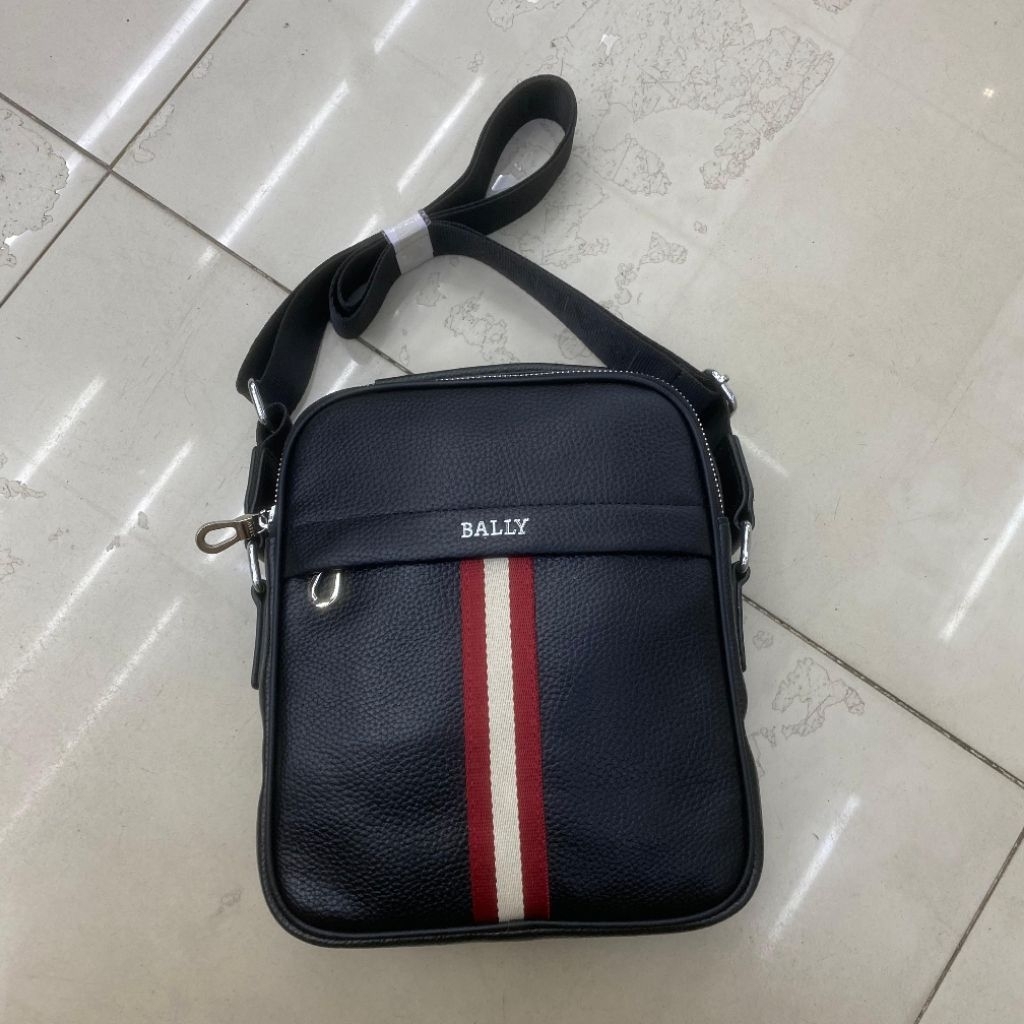 CROSSBODY BAG PRIA BAHAN KULIT BALLY PREMIUM / SLING BAG GARIS MERAH PUTIH STYLISH LOOK