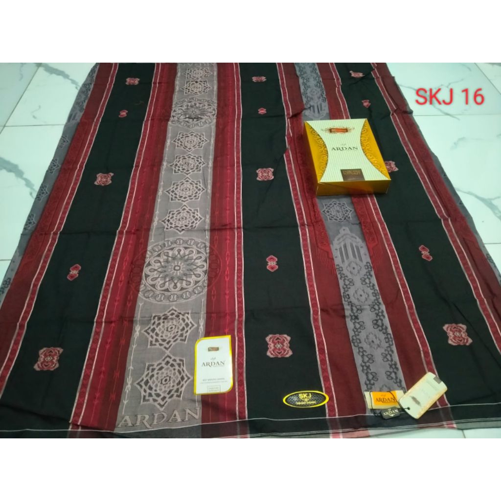 *Sarung Ardan motif SKJ**Ardan Songket Jaguar**Kemasan istimewa*