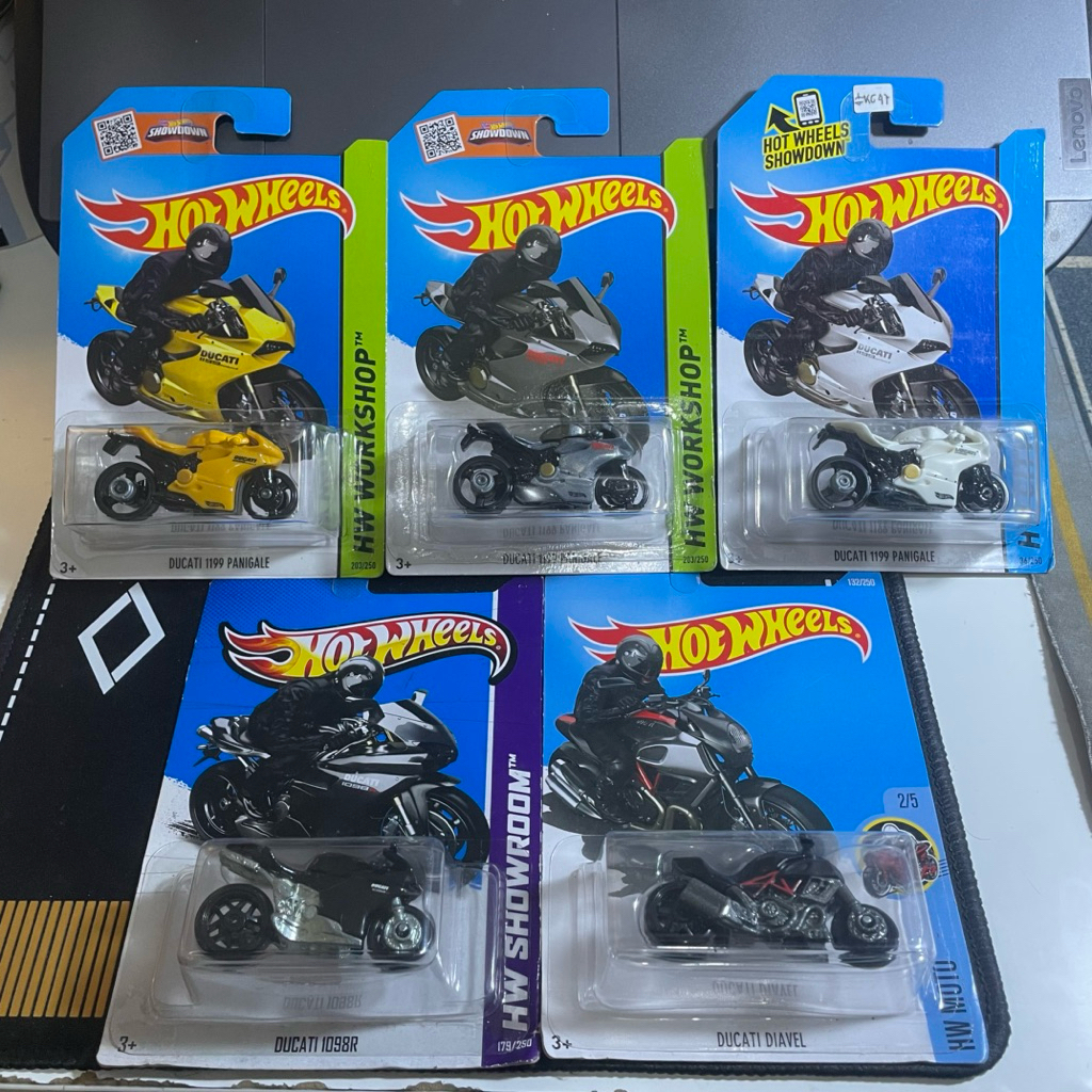 Hotwheels Ducati Set of 5 motorcycles - 1199 Panigale Diavel 1098R