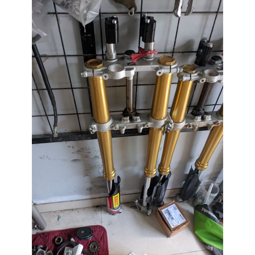 SHOCK SOK USD CRF 150L CRF 150 ORIGINAL COPOTAN AS AMAN TIDAK ADA CACAT.