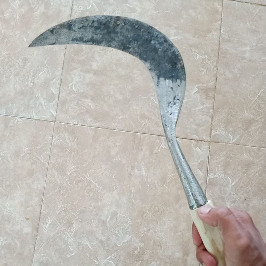 Arit Rumput pengarit rumput tajam.(tanggung)bahan baja isen.asli buatan pande madura.