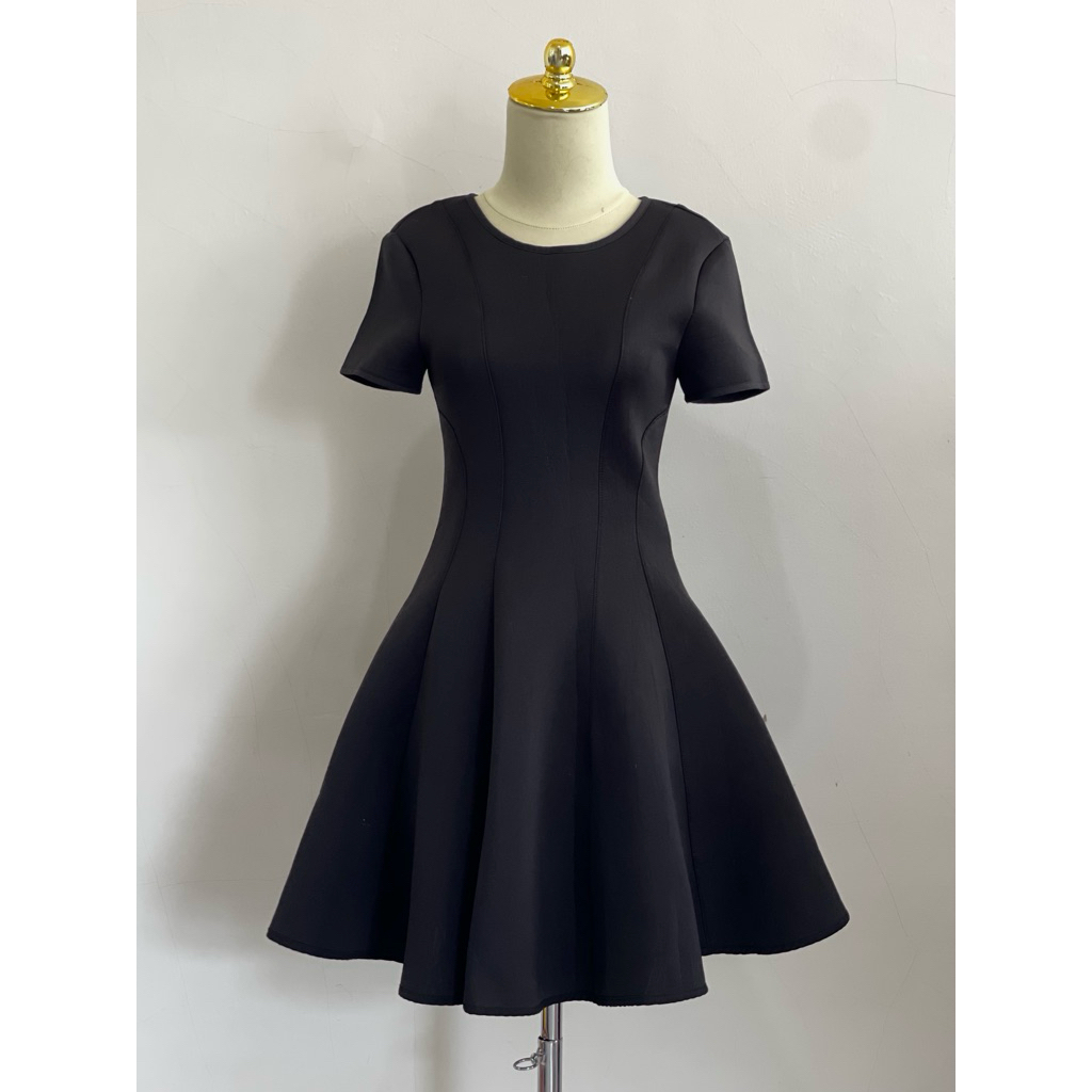 Dress Hitam Bervolume