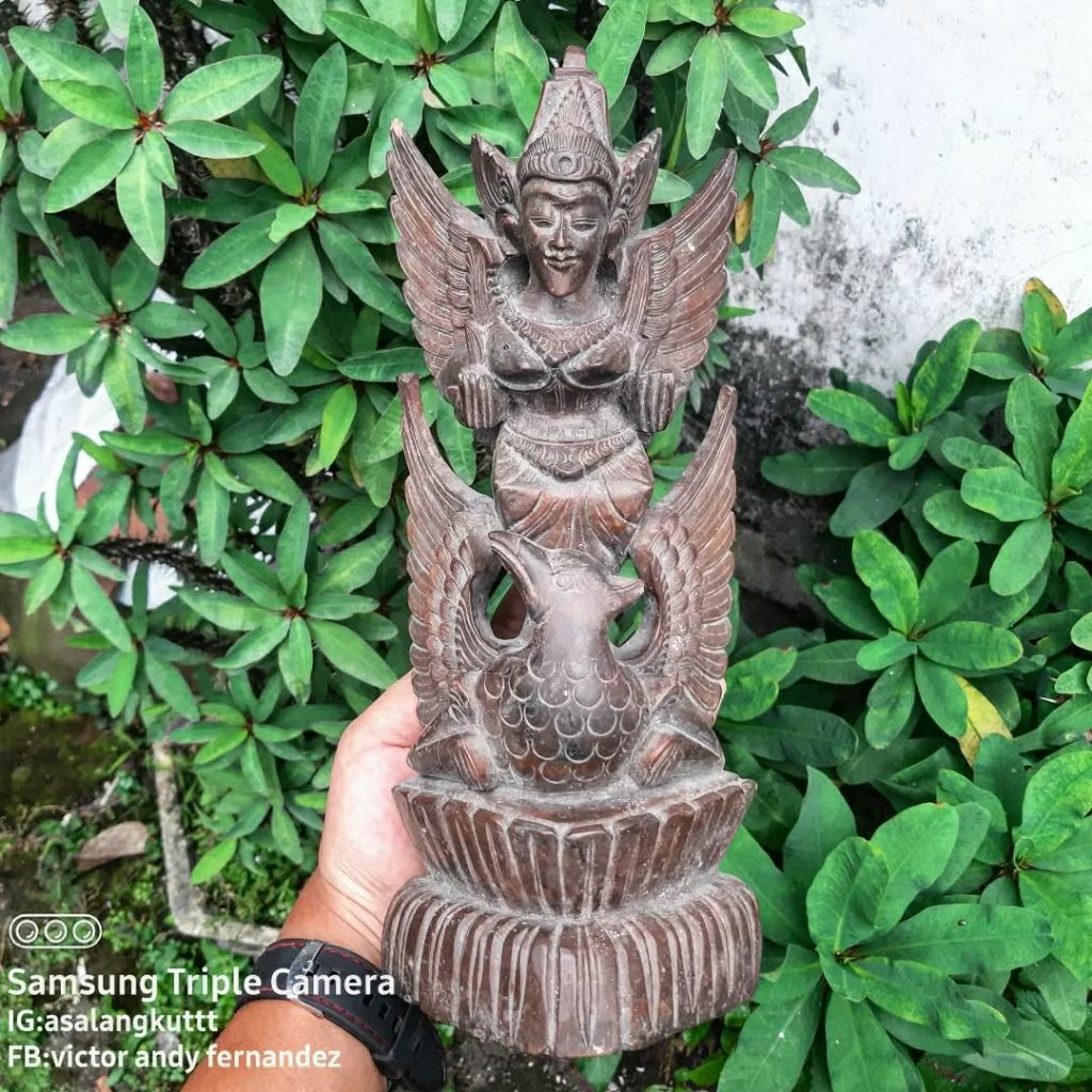 Patung kayu garuda wisnu kencana